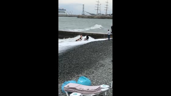 Surgut tourists turn heroes: rescue drunk couple from stormy waters in Sochi