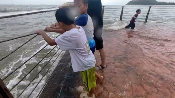 Child rescued after falling into water at Lovers Barrier in Guangdong, China