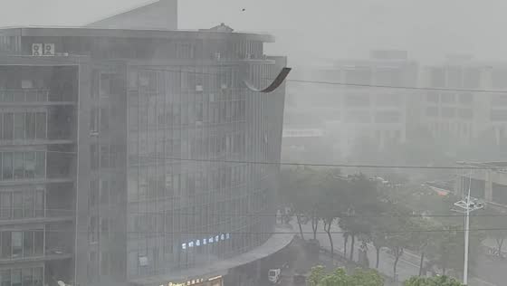 Iron sheet flies through air during storm in Jiangsu, China