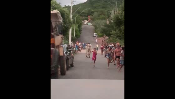 Cow charges through Janaúba: terrified residents, including 11-year-old Luana, seek safety