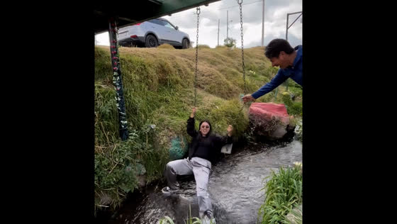 Woman attempts swing over stream but ends up wet in Riobamba