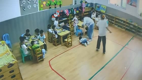 Kindergarten boy tries to eat dropped dumplings in Shandong, China