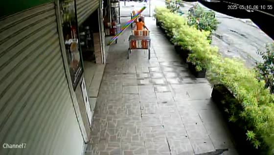 Woman hit by metal column in Yopal, Colombia