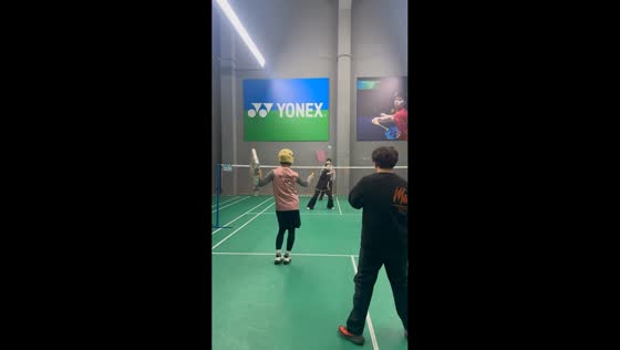 Player uses DIY racket shield in playful badminton match in Jiangsu, China