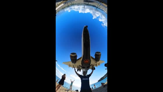 Beachgoers in Saint Martin enjoy spectacular low-flying plane encounter