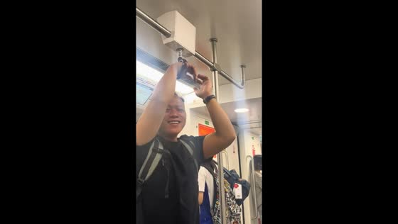 Man gets hand stuck on subway handrail in Guangdong, China