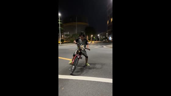 Boy loses control after running over dropped drink in Guangdong, China