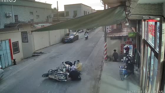 Two electric scooters collide outside establishment in Guangdong, China