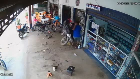 Motorbike crashes into shop door during mishap in El Retorno, Colombia