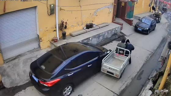 Three-wheeler mishap takes a swipe at parked car in rural Henan