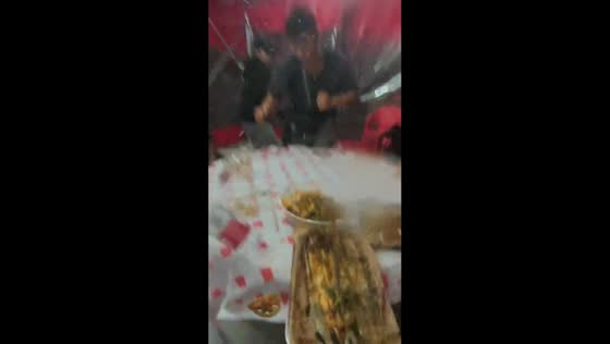 Playful punch leads to food spill at restaurant in Hunan, China