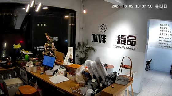 Rotating glass door spins uncontrollably in Guangxi, China