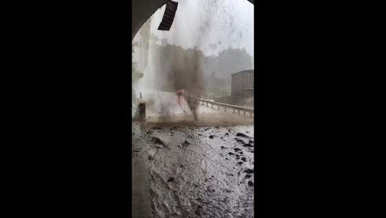 Heavy rain triggers dramatic mudslide onto highway in Hubei, China