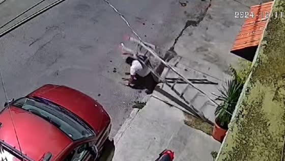 Person falls off ladder in Mexico City