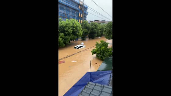 Torrential flooding engulfs commercial streets and vehicles in Fujian, China