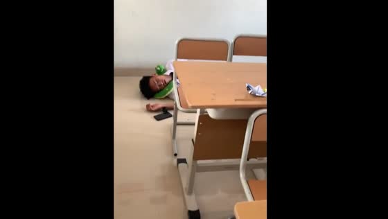 A heavy sleeper student's tried to wake up by his classmate!