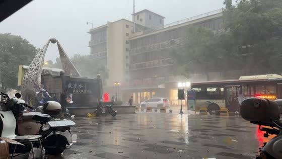 Powerful rainstorm sweeps through street in Guangdong, China