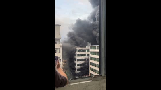 People seen on rooftop during building fire in Fujian, China