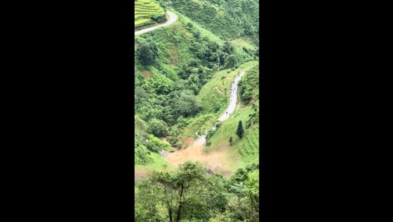 Dangerous rockfall captured in Ha Giang, Vietnam