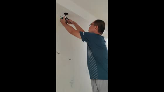Man startled by electrical spark while changing light bulb in Hubei, China