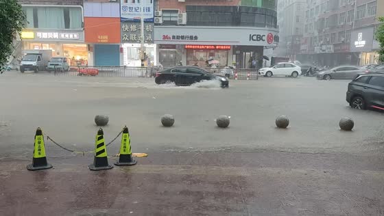 Severe flooding engulfs major commercial intersection in Huangshi, China
