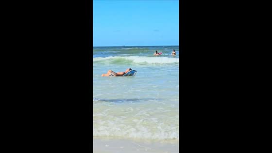Man flipped by wave while napping on chair in Bombinhas, Santa Catarina, Brazil