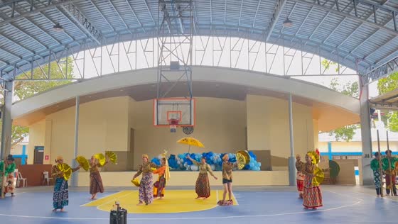 Skirt falls during folk dance performance in Davao, Philippines