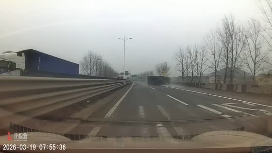 Delivery truck overturns after tire blowout on highway in Zhejiang, China