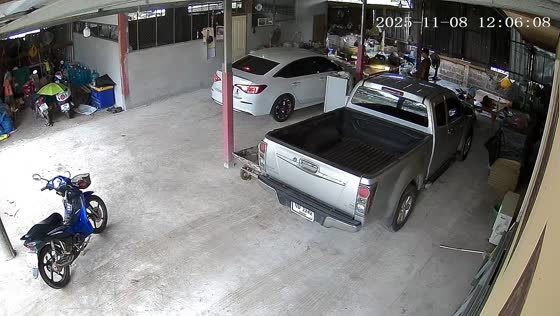Car auto-mode malfunction causes repair shop mishap in Thailand