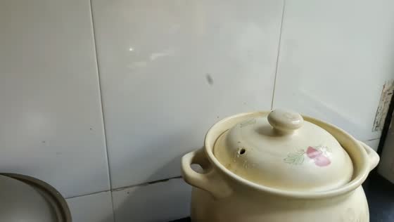 Casserole pot spits out mung bean skins while boiling in Jilin, China