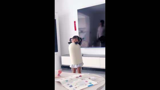 Little girl gets stuck in trash can and dad struggles to free her in Henan, China