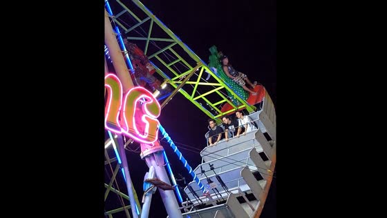 Person effortlessly rides fair ride in Pasig, Metro Manila