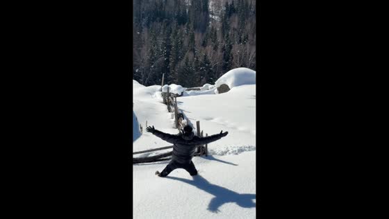 Man jumps into deep snow during outdoor play in Fujian, China