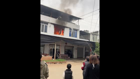 Community members work together to extinguish shop fire in Sichuan, China