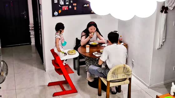 Parents quickly catch toddler falling from highchair in Fujian, China