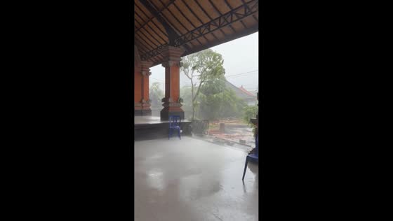 Heavy rain and strong winds disrupt community Posyandu event in Gianyar, Bali