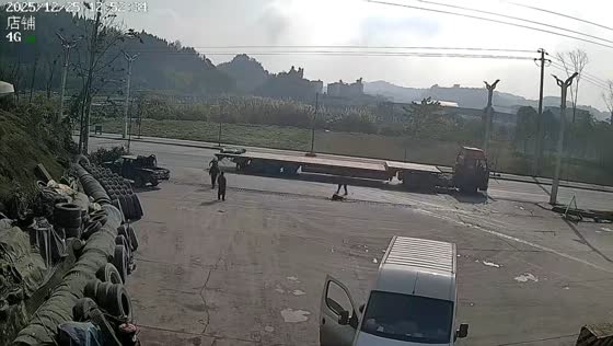 Truck reverses into motorcycle before bystanders intervene in Sichuan, China
