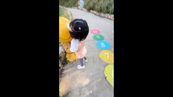 Bouncy statue gives a surprise bonk in Tianjin, China