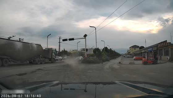 Car collides with another vehicle while turning onto a side road in Inner Mongolia, China