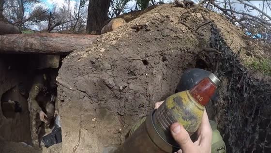 Ukrainian soldiers engage Russian forces with mortars in Kherson region