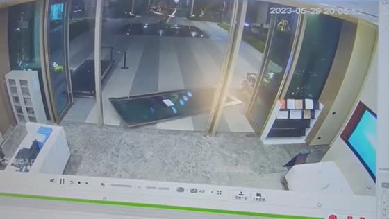 Door falls on person while closing it in Zhejiang