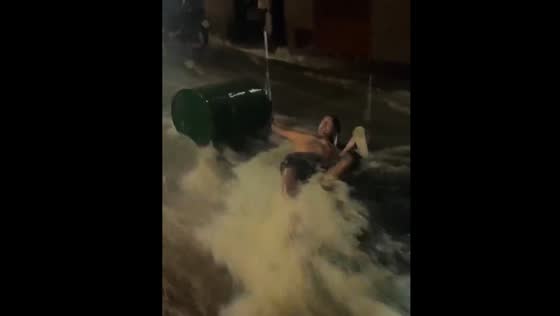 Person falls while walking through flood water in Belo Horizonte