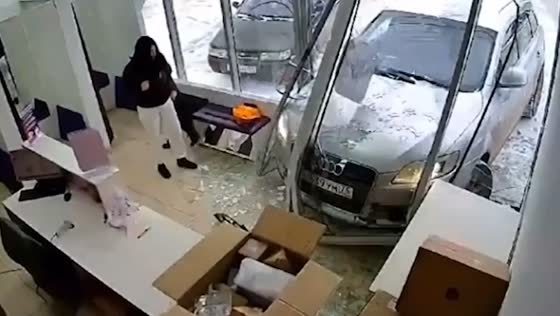 Woman crashes Audi into pickup point in Uryupinsk 