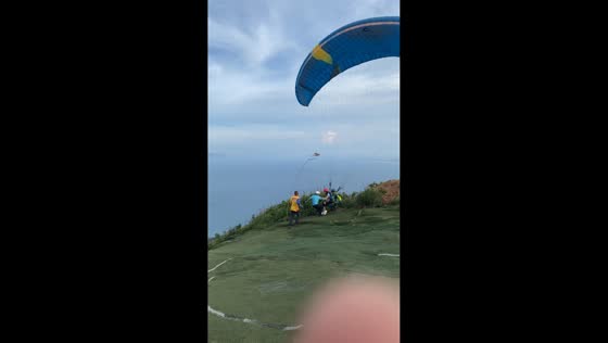 Strong wind disrupts paragliding takeoff in Da Nang, Vietnam