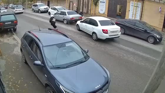 Sudden street dash by girl leads to car crash in Kaspiysk, Russia