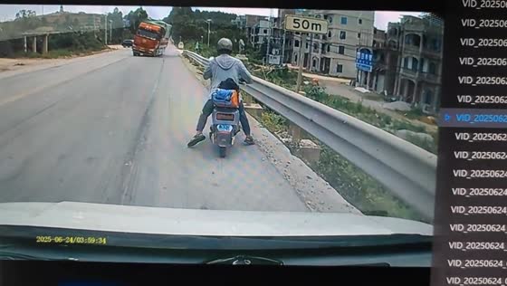 Swerving truck narrowly avoids collision at rural intersection in Guangxi, China
