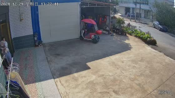 Car reverses on its own across the street in Hunan, China