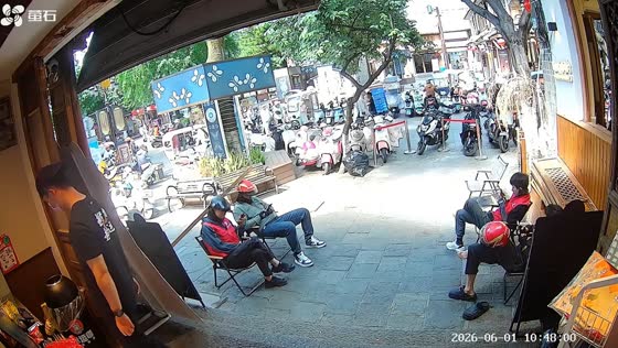 Wooden plank falls onto delivery workers in Yunnan, China