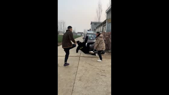 One-leg fight ends in tumbles and laughter in Henan, China