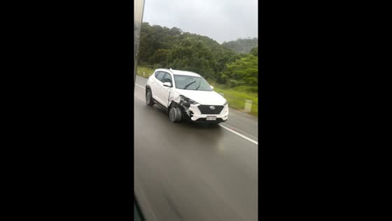 Driver oblivious to missing tire on highway in Tweed Heads, Australia